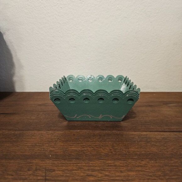 Vintage Set of Four Painted Square Scalloped Tin Bowls - Picture 5 of 5